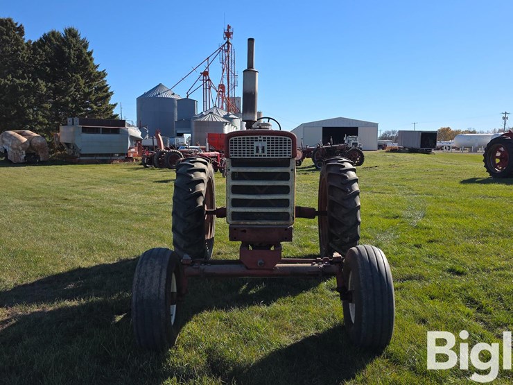 farmall-560-2wd-tractor-image-2
