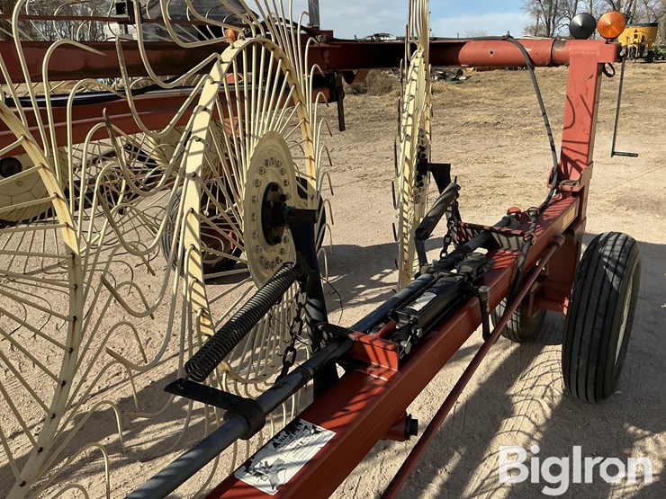 hesston-12-wheel-v-rake-image-16
