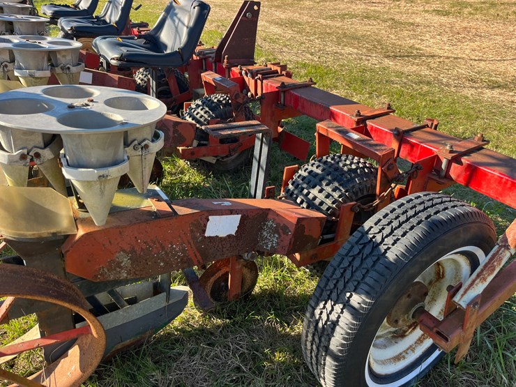 mchanical-4-row-carosel-transplanter-model-600,-42”-rows,-4”x7”-toolbar-with-row-knockers,-located-at-700-jonestown-rd-snow-hill-nc,-call-252-531-8061-for-more-info.-image-2