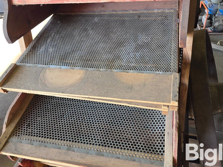 grain-cleaner-&-classic-farm-equipment-image-9