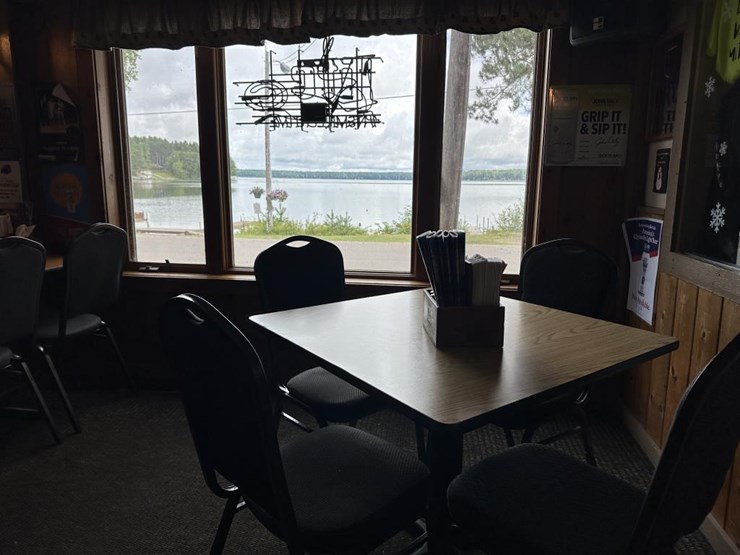 #100-•-waterfront-pub-with-4-bed/2-bath-apartment-image-59