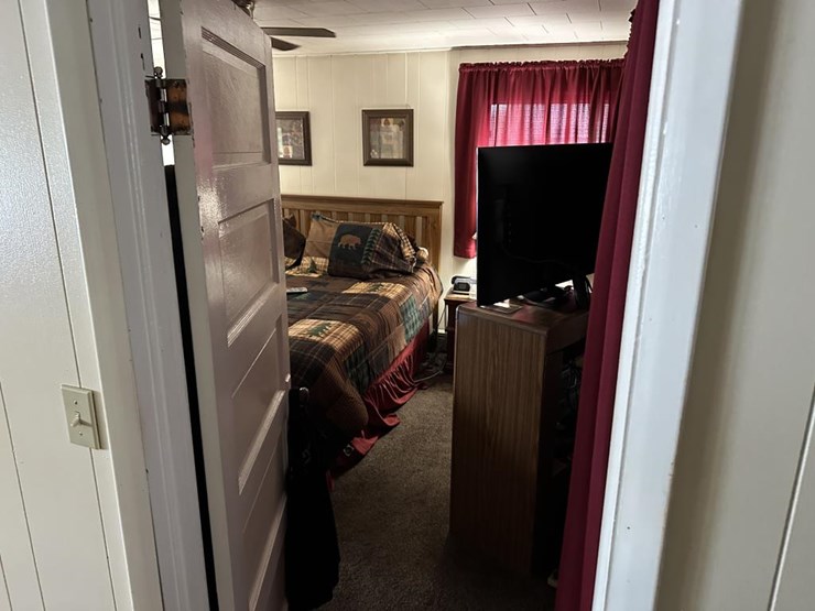 #100-•-waterfront-pub-with-4-bed/2-bath-apartment-image-102