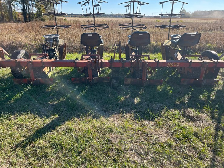 mchanical-4-row-carosel-transplanter-model-600,-42”-rows,-4”x7”-toolbar-with-row-knockers,-located-at-700-jonestown-rd-snow-hill-nc,-call-252-531-8061-for-more-info.-image-9
