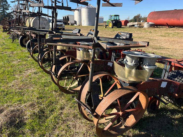 mchanical-4-row-carosel-transplanter-model-600,-42”-rows,-4”x7”-toolbar-with-row-knockers,-located-at-700-jonestown-rd-snow-hill-nc,-call-252-531-8061-for-more-info.-image-1