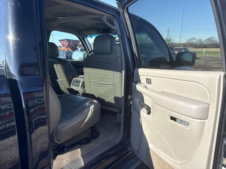 2005-gmc-sierra-2500-image-17