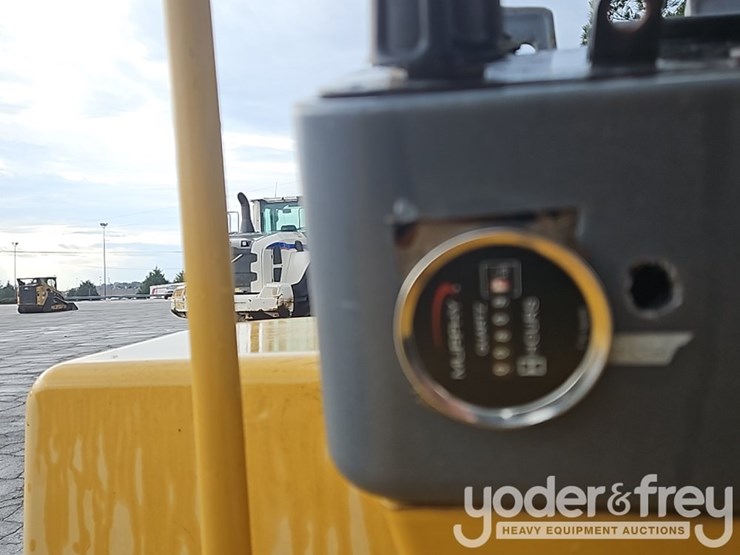 2011-caterpillar-cb34b-image-31