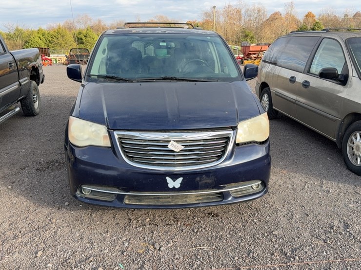 2014-chrysler-town-&-country-image-2