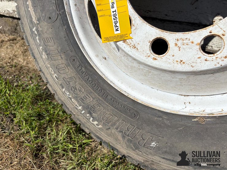 11r22.5-tire-on-10-bolt-rim-image-7