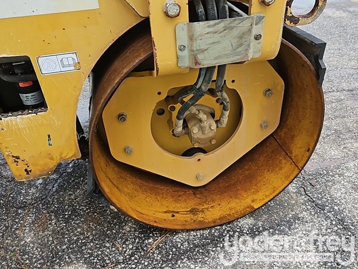 2015-caterpillar-cb24b-image-11