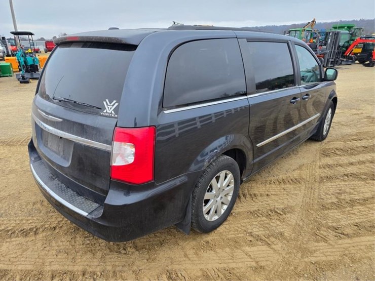 2013-chrysler-town-&-country-image-5