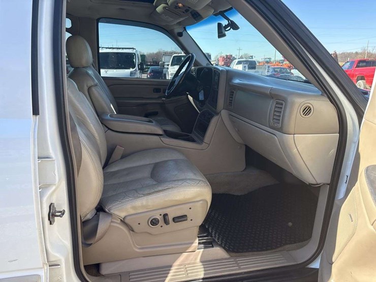 2005-chevrolet-suburban-image-20