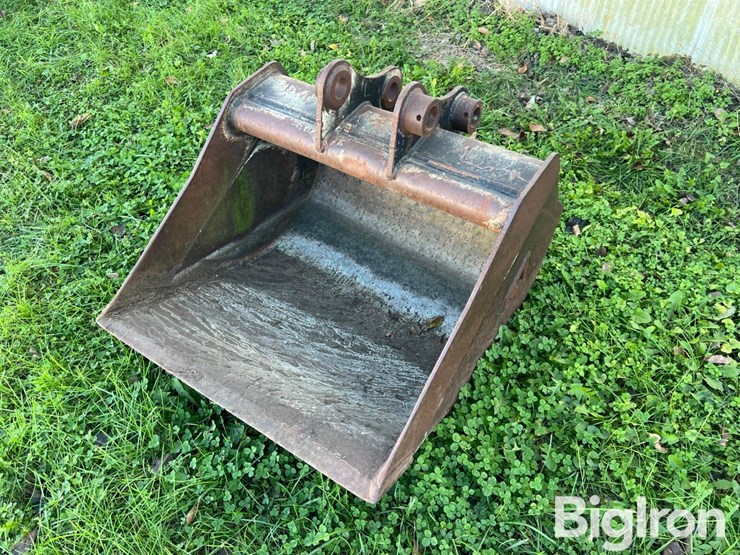 dymax-29"-smooth-edge-bucket-image-1