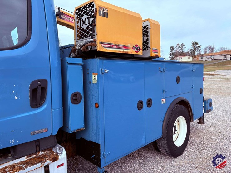 2009-freightliner-m2-106-image-32