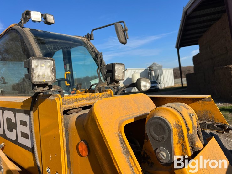 2020-jcb-542-70ag+-telehandler-image-13