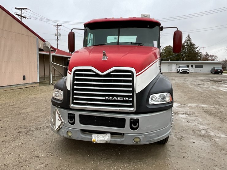 2013-mack-cxu613-day-cab-image-3