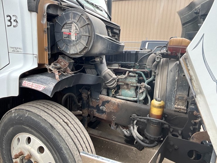 2002-volvo-vnl-day-cab-image-18