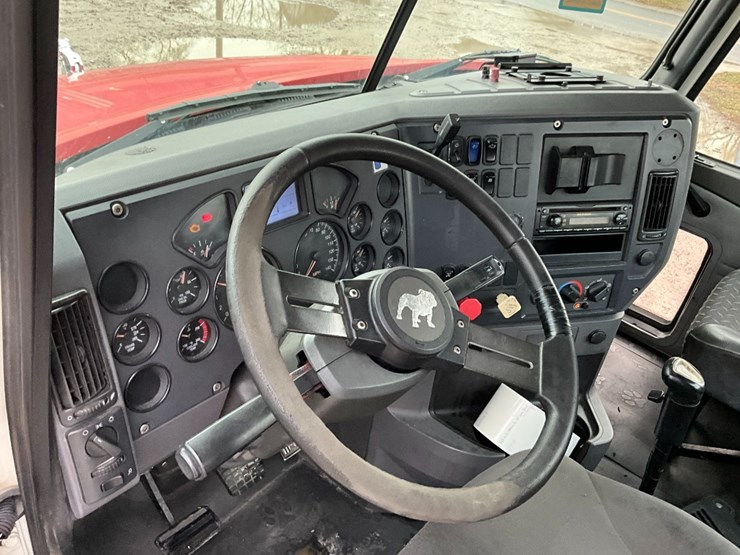 2012-mack-cxu613-day-cab-image-18