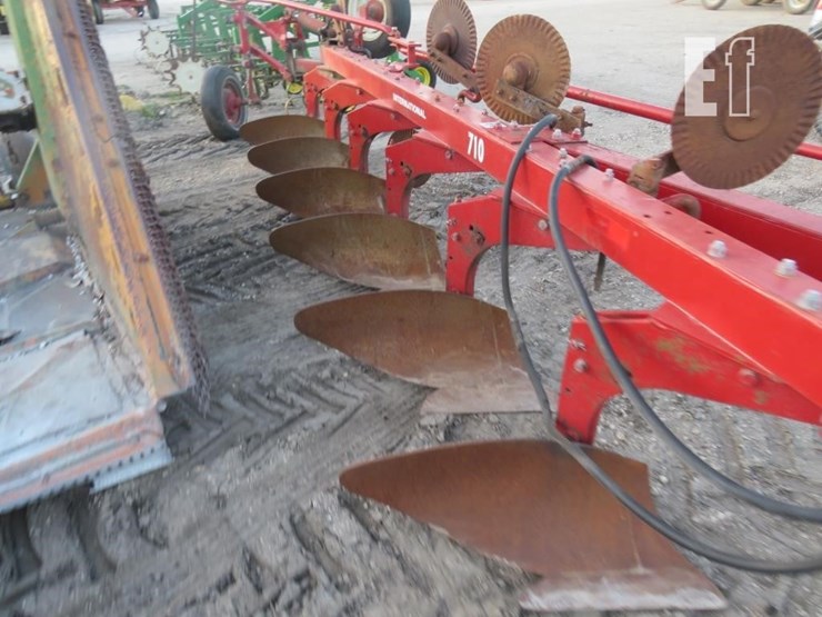 international-710-image-4