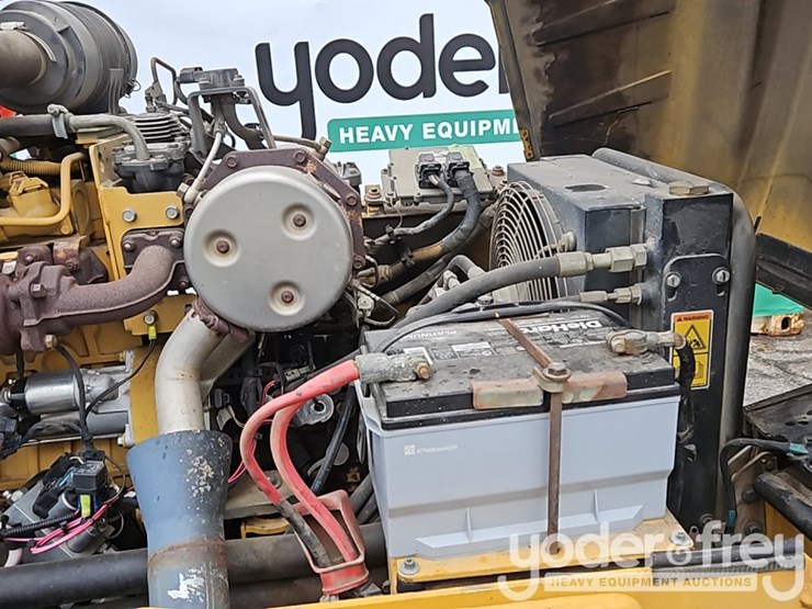 2015-caterpillar-cb24b-image-18