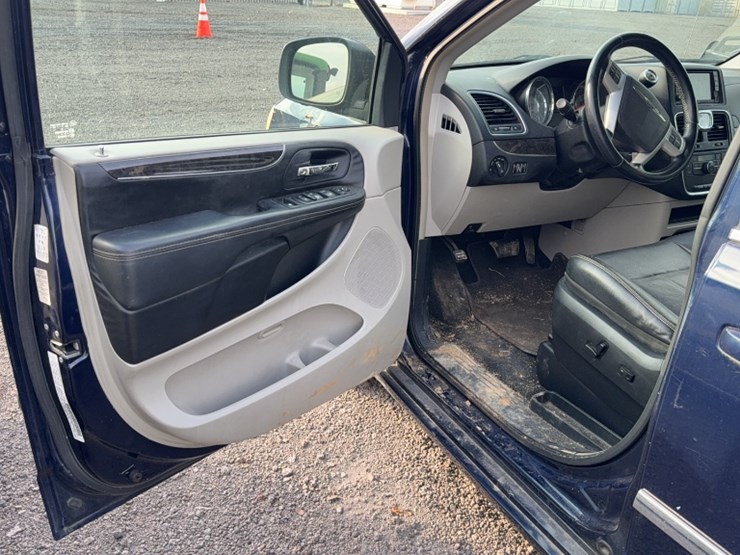 2014-chrysler-town-&-country-image-14