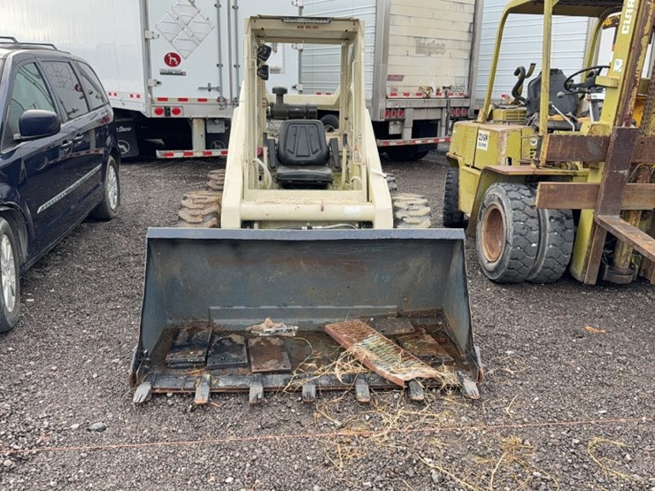 new-holland-l35-image-2