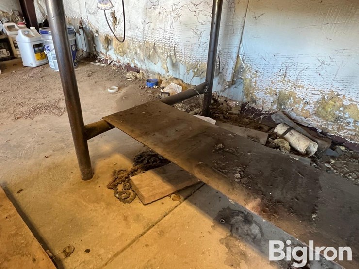 steel-workbench-&-supplies-image-7