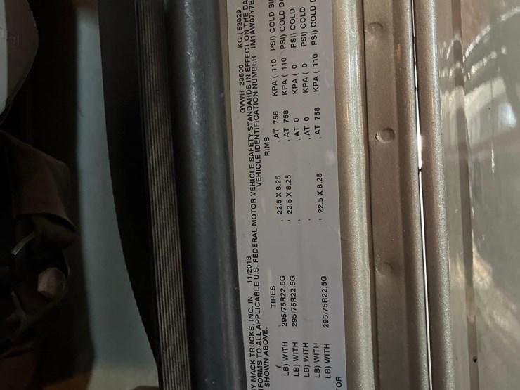 2014-mack-cxu613-semi-image-9