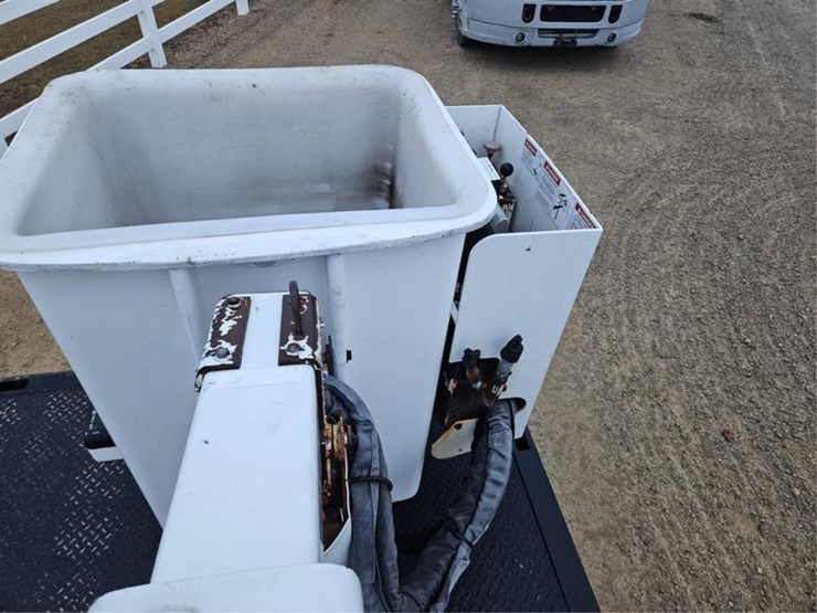 #3284-•-2003-gmc-c5500-aerial-truck-image-20