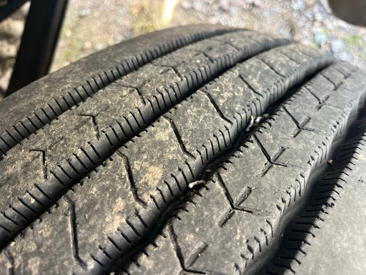 2007-freightliner-cloumbia-120,450-hp-mercedes,-10-speed,-good-rubber,-11r-22.5-tires-on-budd-wheels,-cold-ac,-clean-clean-truck,-779,000-miles,-image-8