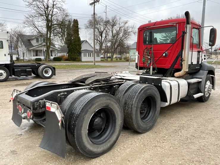 2013-mack-cxu613-day-cab-image-12