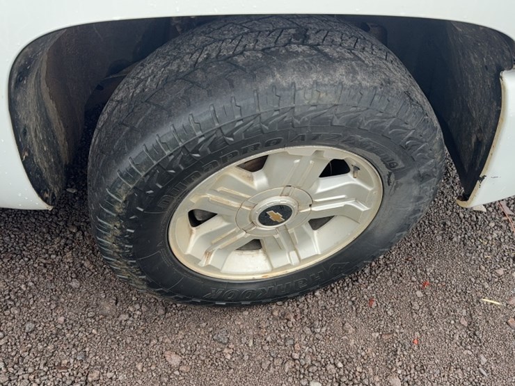 #3020-•-2009-chevy-silverado-z71-pickup-truck-image-4