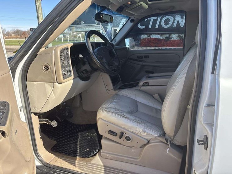 2005-chevrolet-suburban-image-13