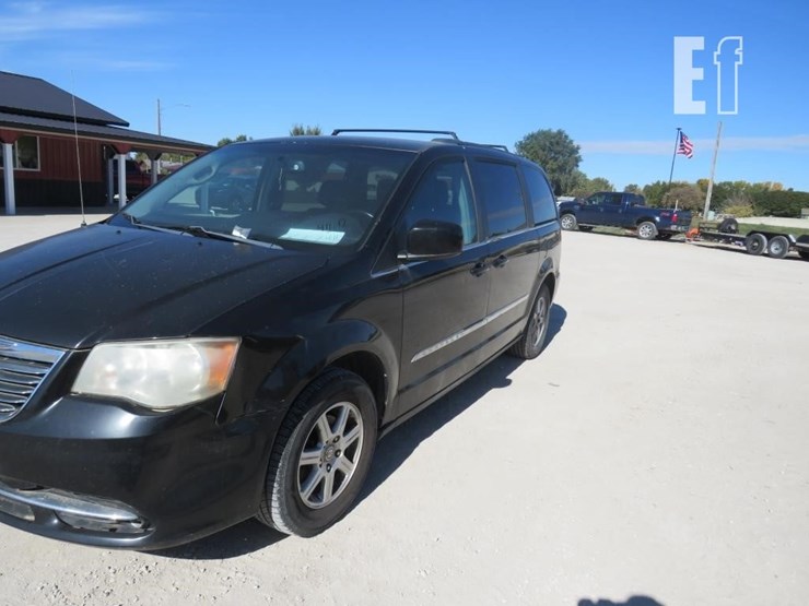 2012-chrysler-town-&-country-image-1