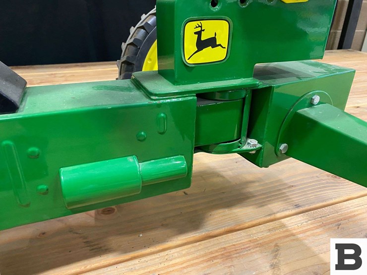 john-deere-7020-articulating-toy-pedal-tractor-image-6