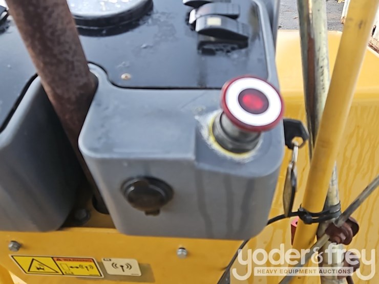 2011-caterpillar-cb34b-image-27