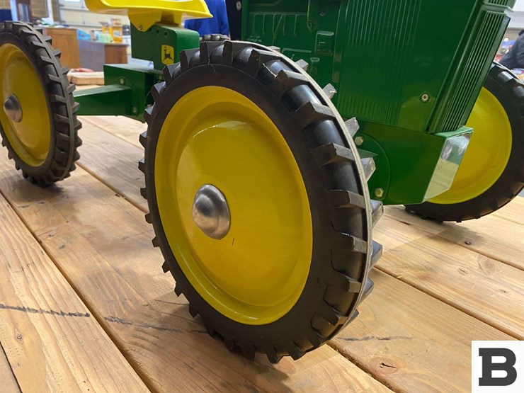 john-deere-7020-articulating-toy-pedal-tractor-image-5