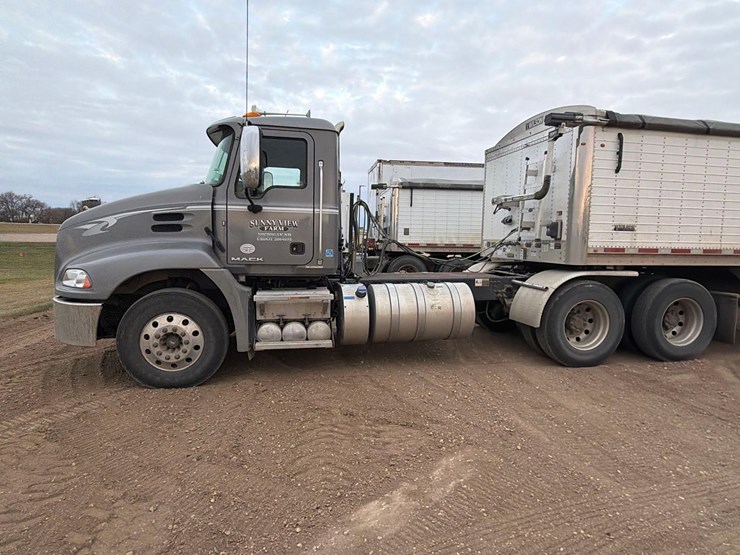 2014-mack-cxu613-semi-image-2