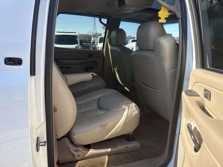 2005-chevrolet-suburban-image-18