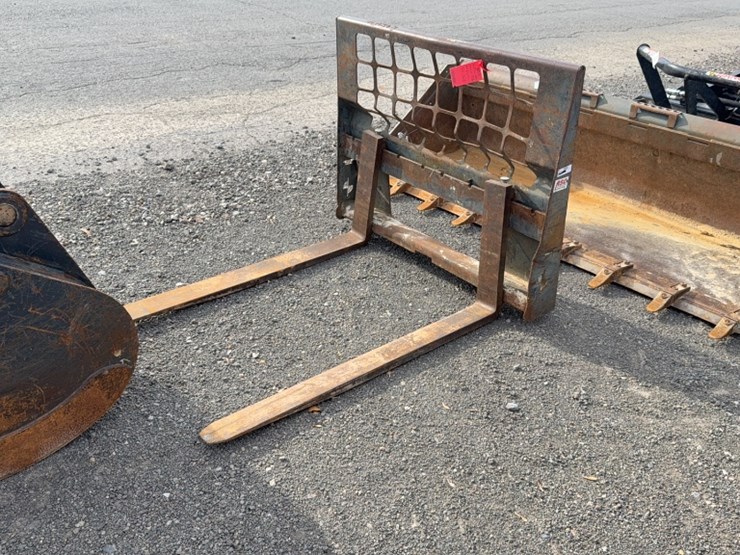 #2001-•-bobcat-48"-skid-steer-pallet-forks-image-2