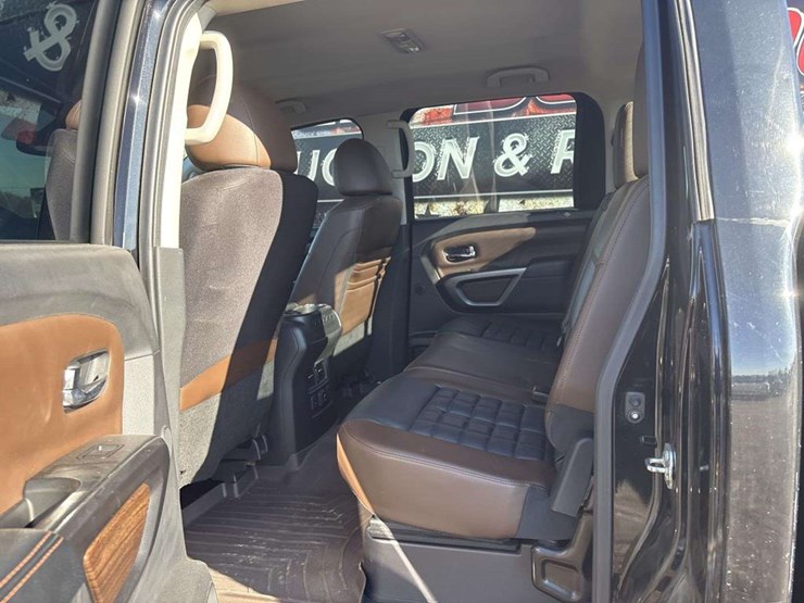 2016-nissan-titan-image-15