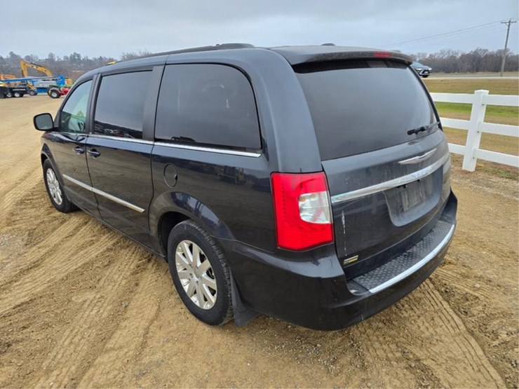 2013-chrysler-town-&-country-image-3