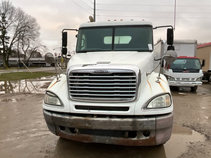 2006-freightliner-cl120-day-cab-image-4