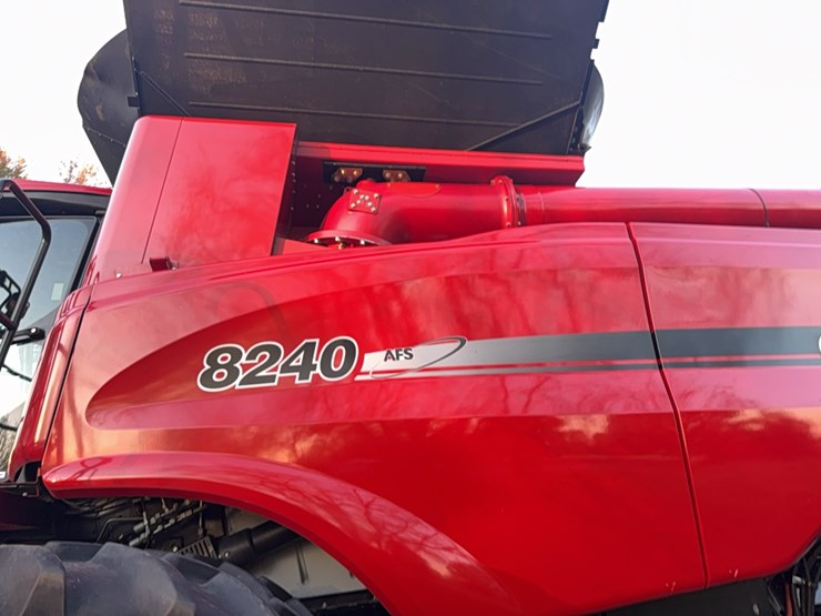 2018-case-ih-8240-image-32