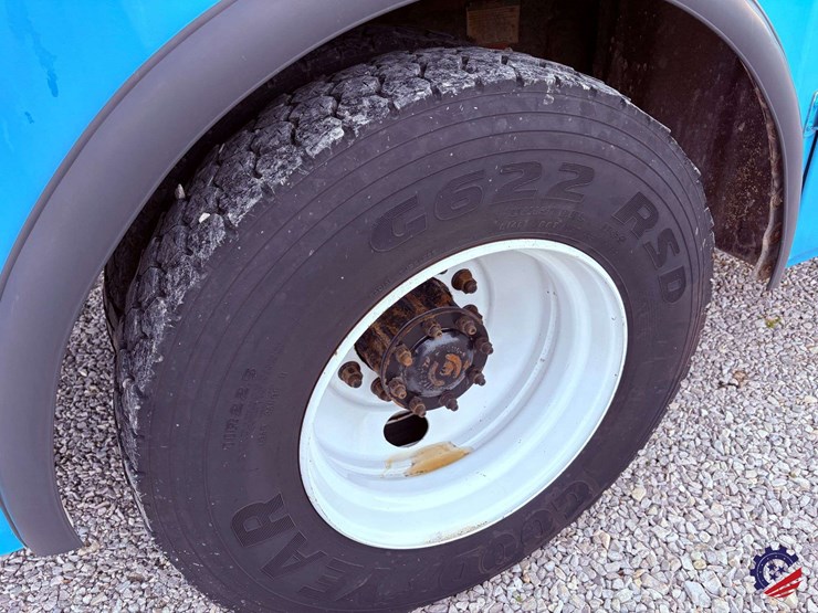 2009-freightliner-m2-106-image-11