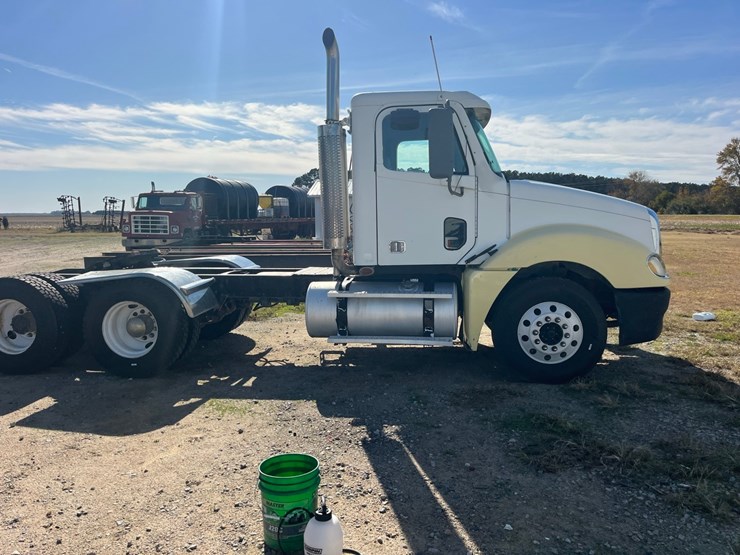 2007-freightliner-cloumbia-120,450-hp-mercedes,-10-speed,-good-rubber,-11r-22.5-tires-on-budd-wheels,-cold-ac,-clean-clean-truck,-779,000-miles,-image-5