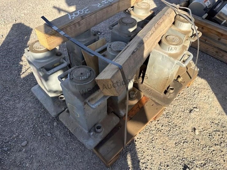 pallet-of-hydraulic-jacks-image-4