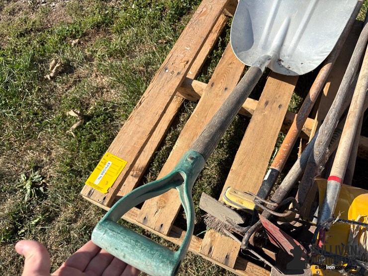 misc-pallet-of-yard-tools-image-11