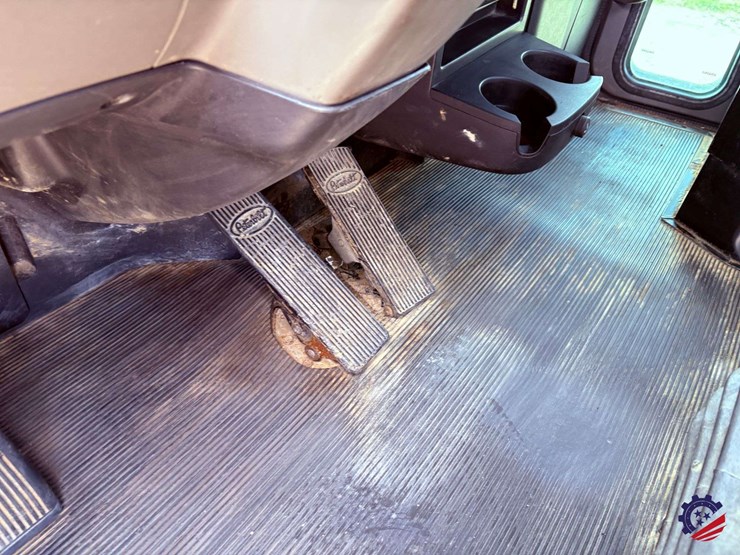 2012-peterbilt-337-image-85