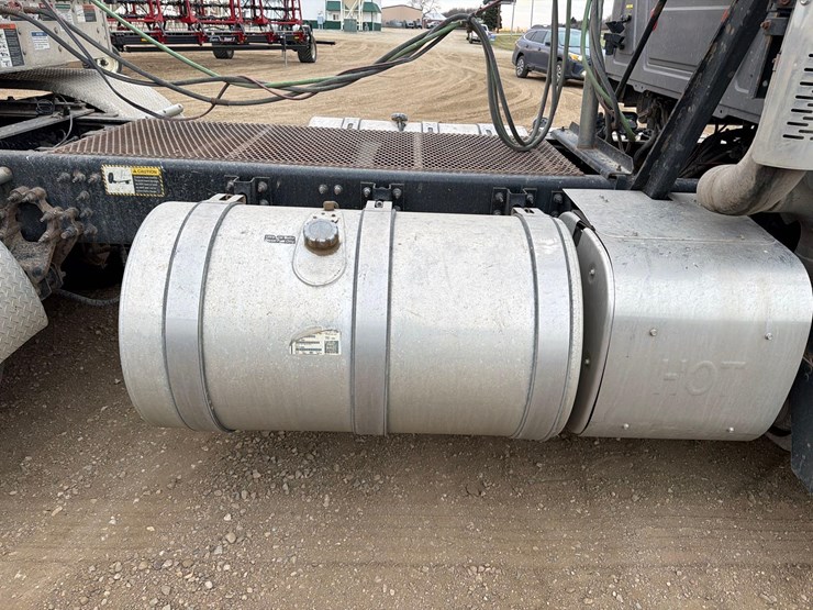 2014-mack-cxu613-semi-image-12