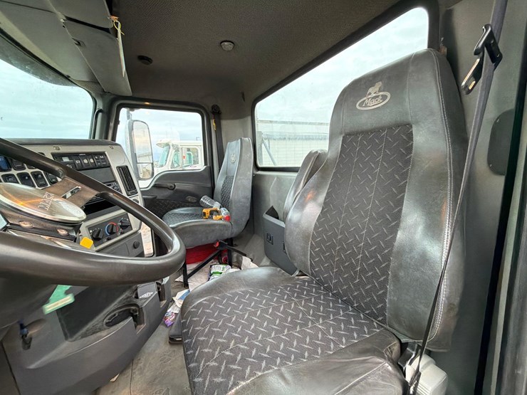 2014-mack-cxu613-semi-image-23